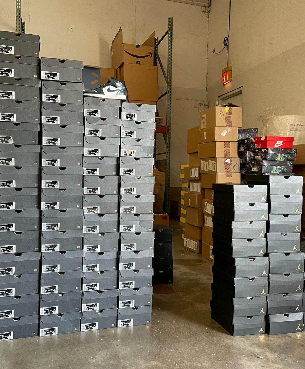 Authentic Nike sneakers pallets - Image 22