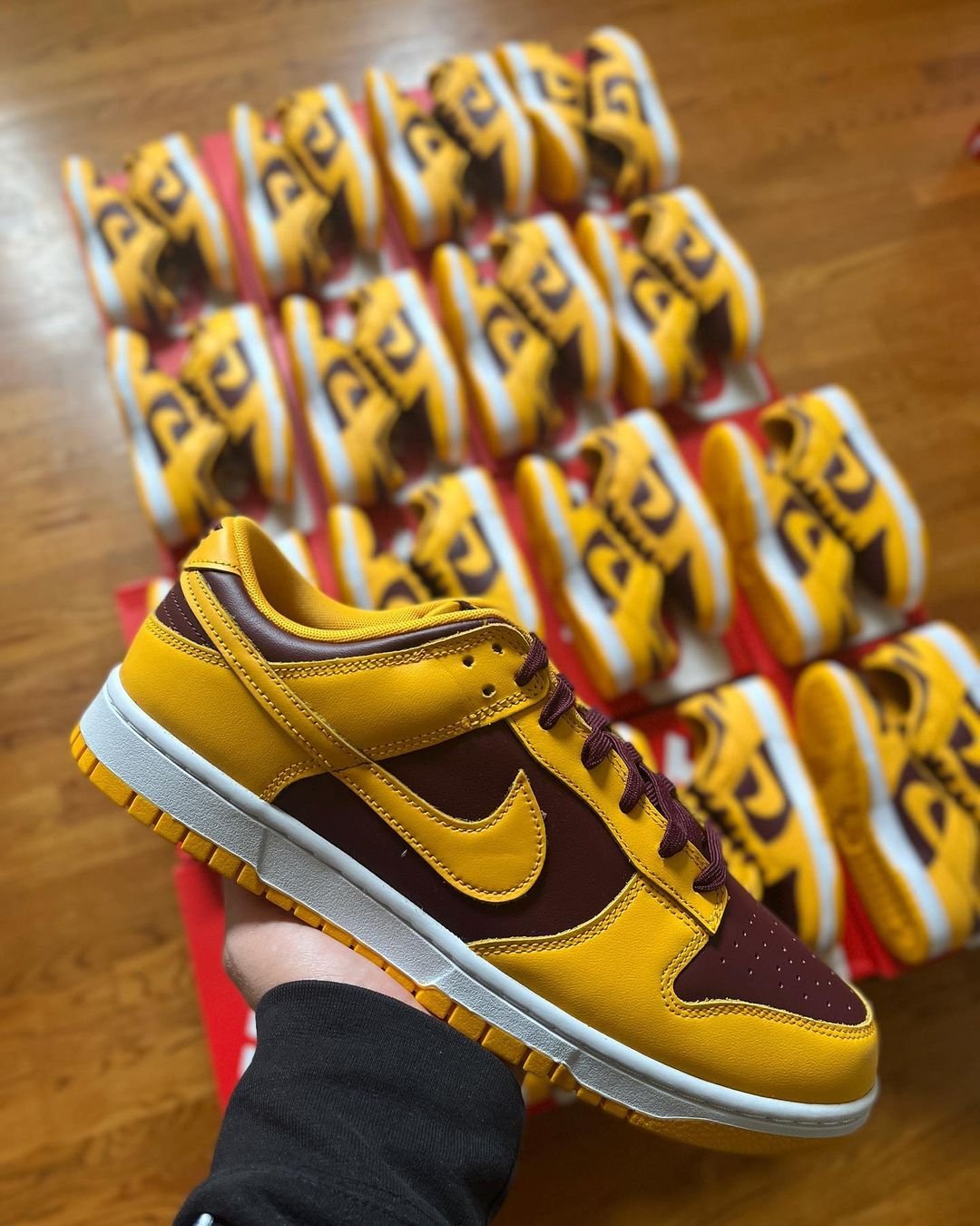 Authentic Nike sneakers pallets - Image 3