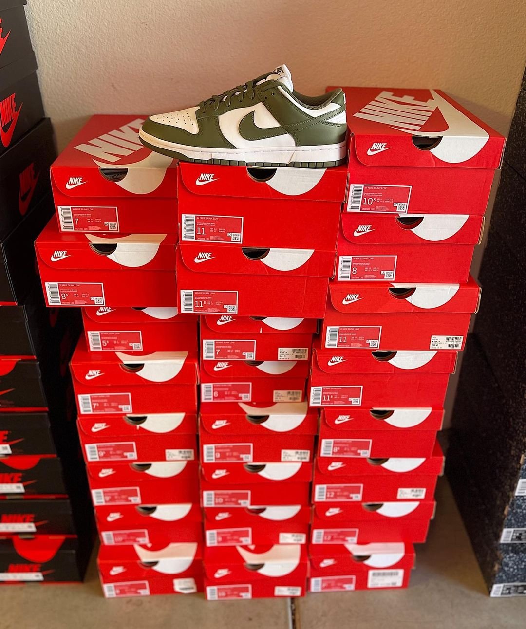 Authentic Nike sneakers pallets - Image 50