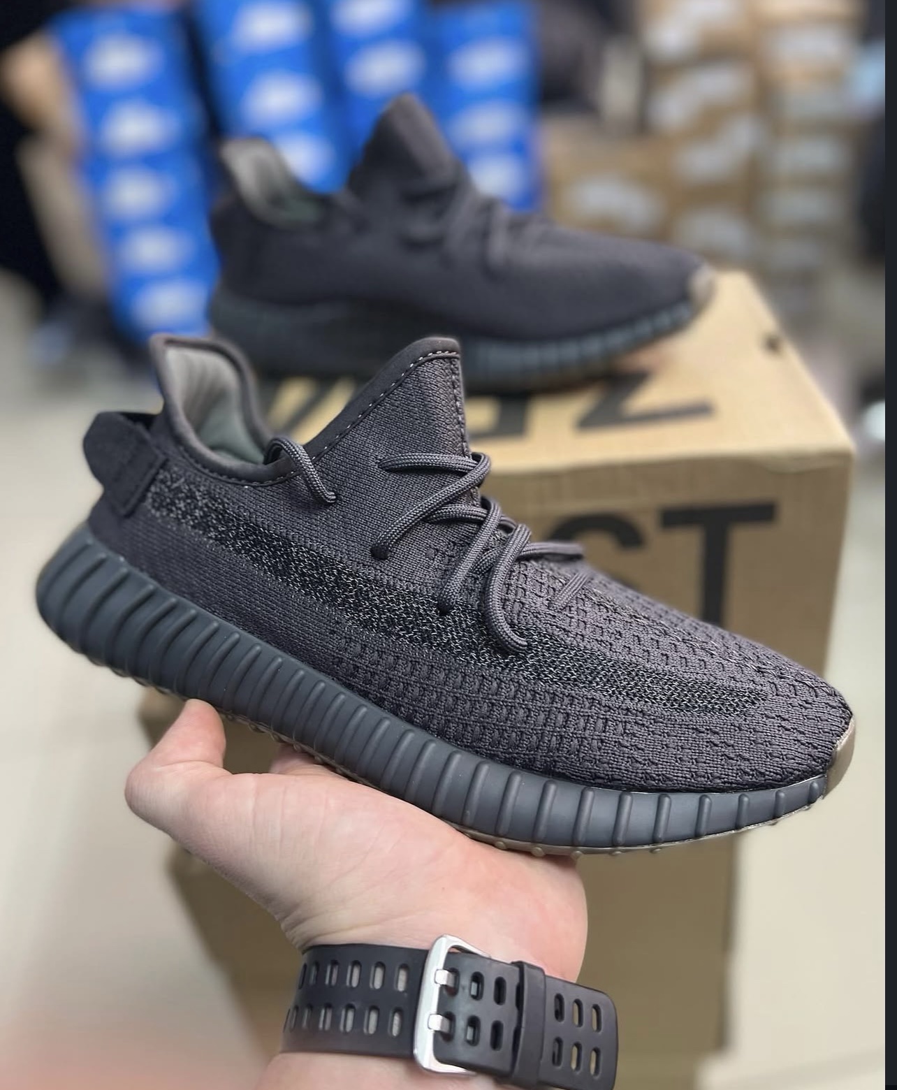 Yeezy sneakers pallets - Image 2